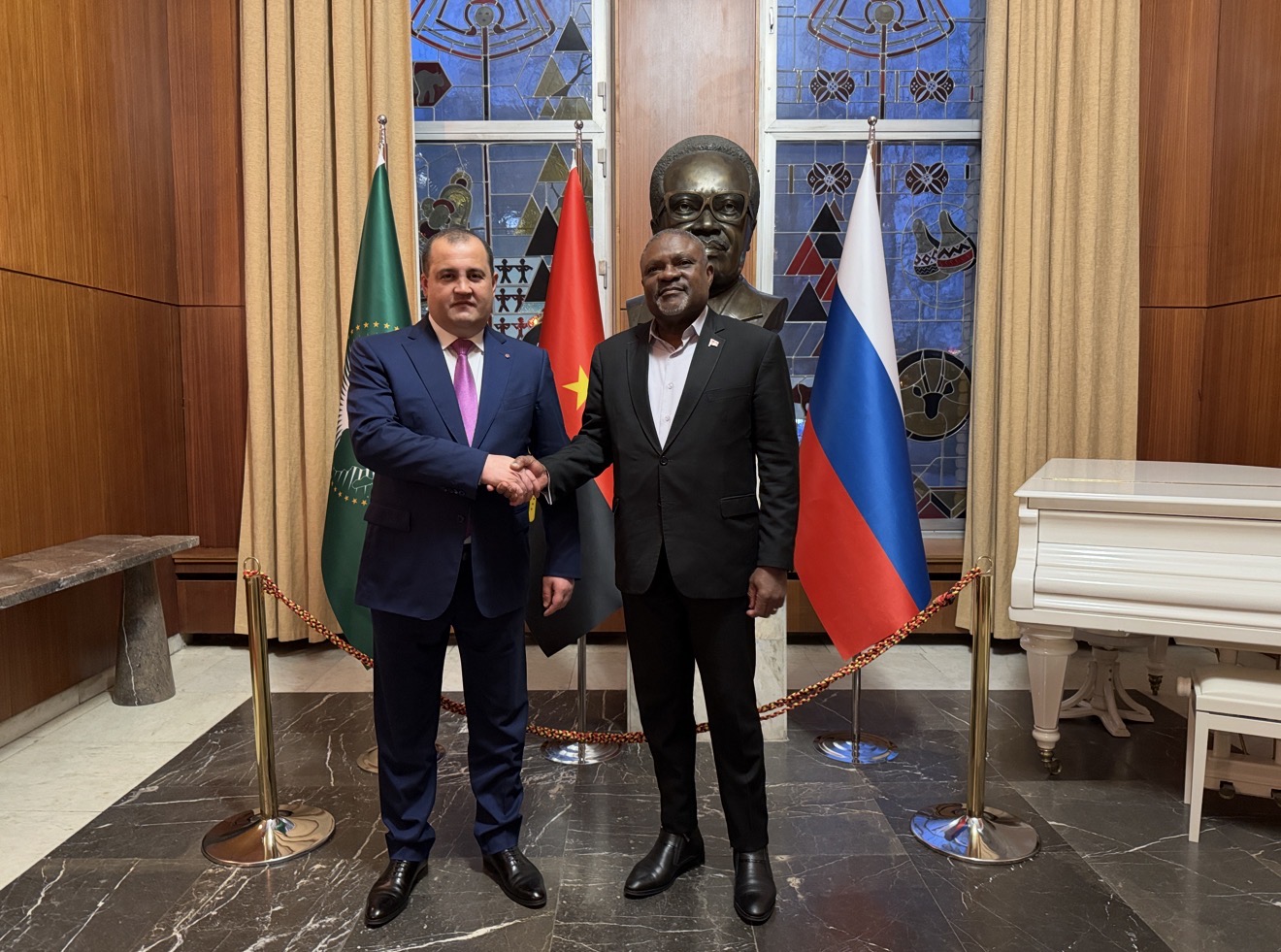 Артур Хачатрян, Аугушту да Силва Кунья,Президент МАЭПД,Посол Анголы в России