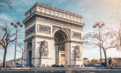 Триумфальная арка в Париже осенью 