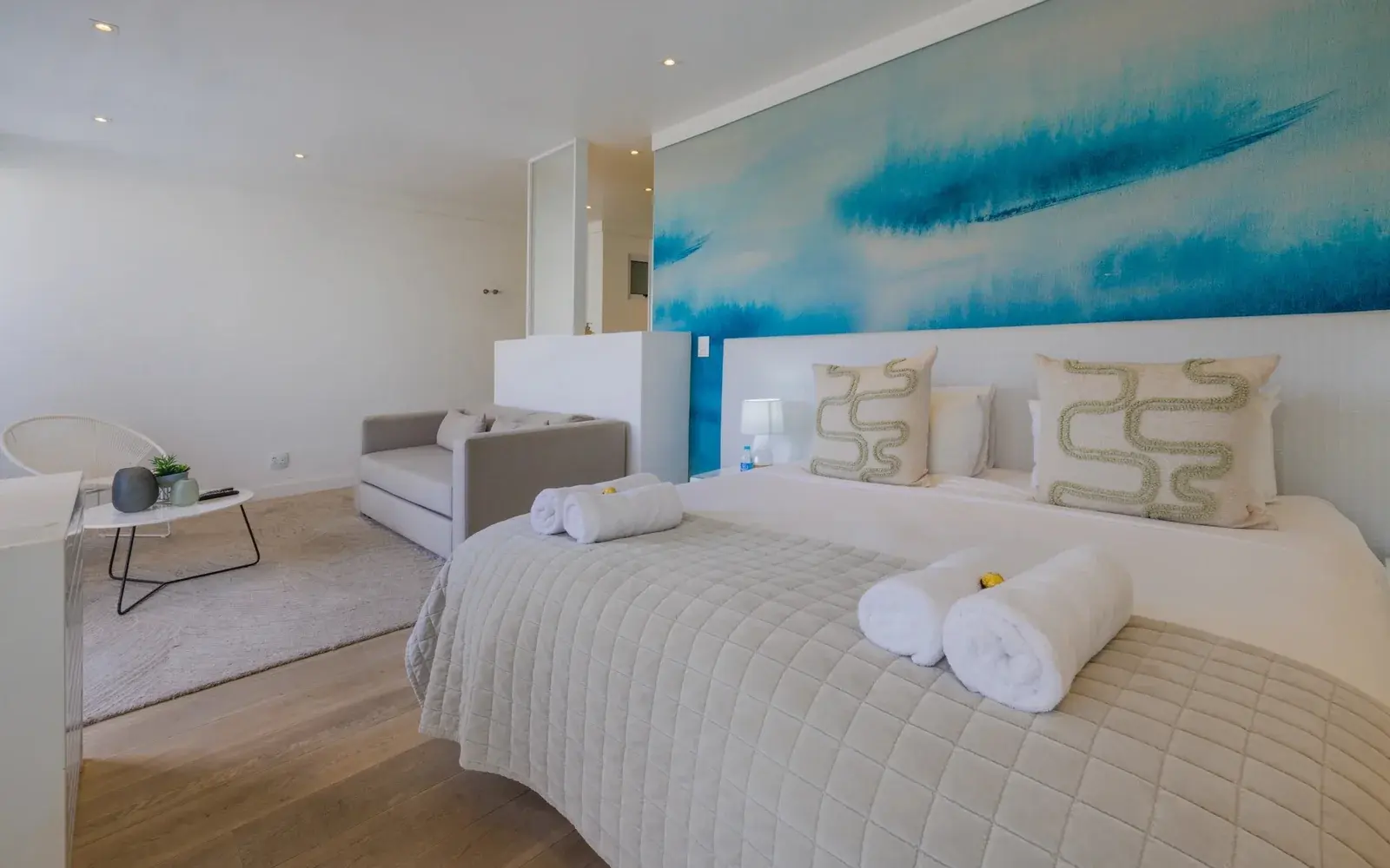 Номер с широкой кроватью и росписью-волной над изголовьем, Swakopmund Luxury Suites