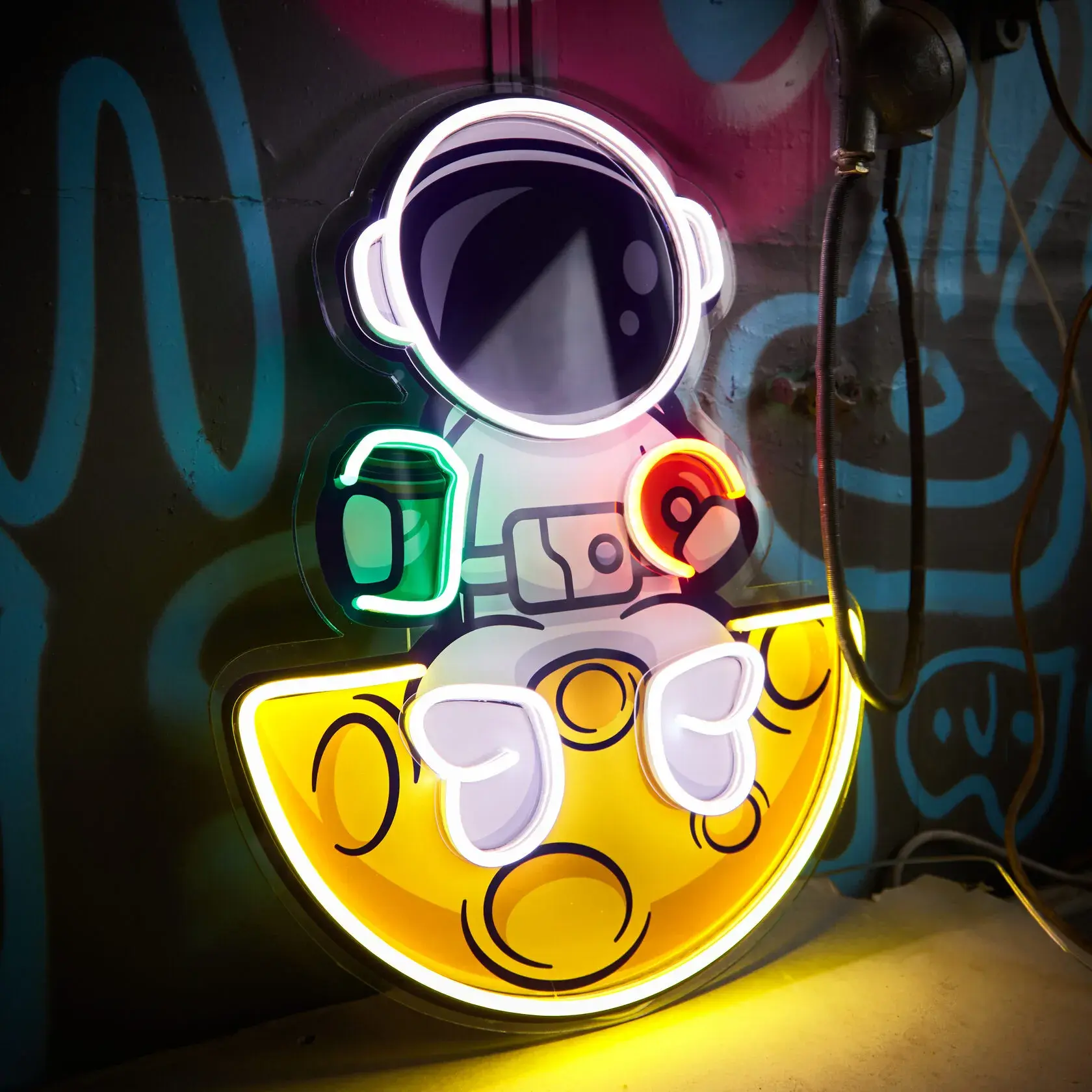 Неоновая вывеска с печатью — космонавт с неоновым контуром на акриловой подложке