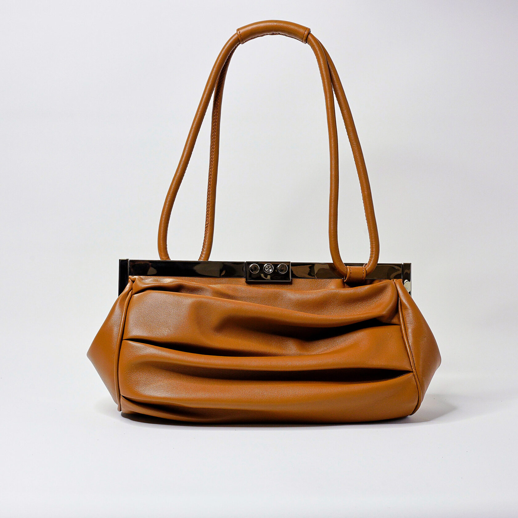  дизайнерская сумка вытянутой формы из мягкой овечьей кожи на фермуаре светло-коричневого цвета ручной работы