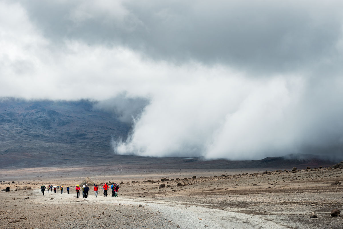 Грозовые тучи стелятся по земле по время восхождения на Килиманджаро
