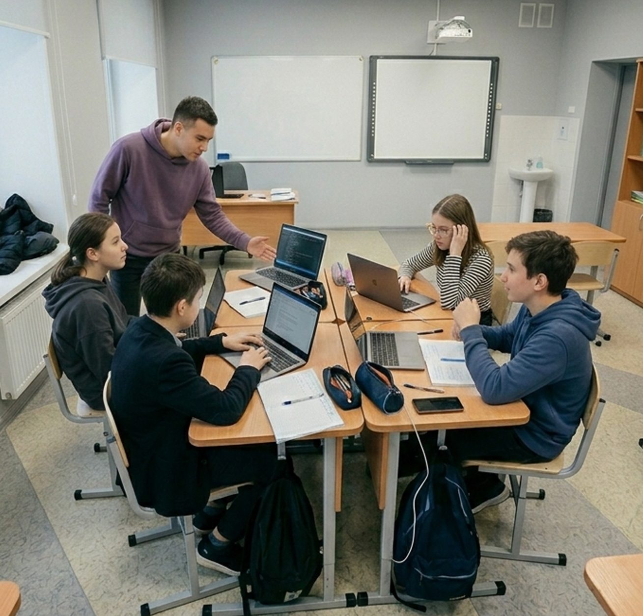 Подростки с преподавателем за ноутбуками на мастер-классе