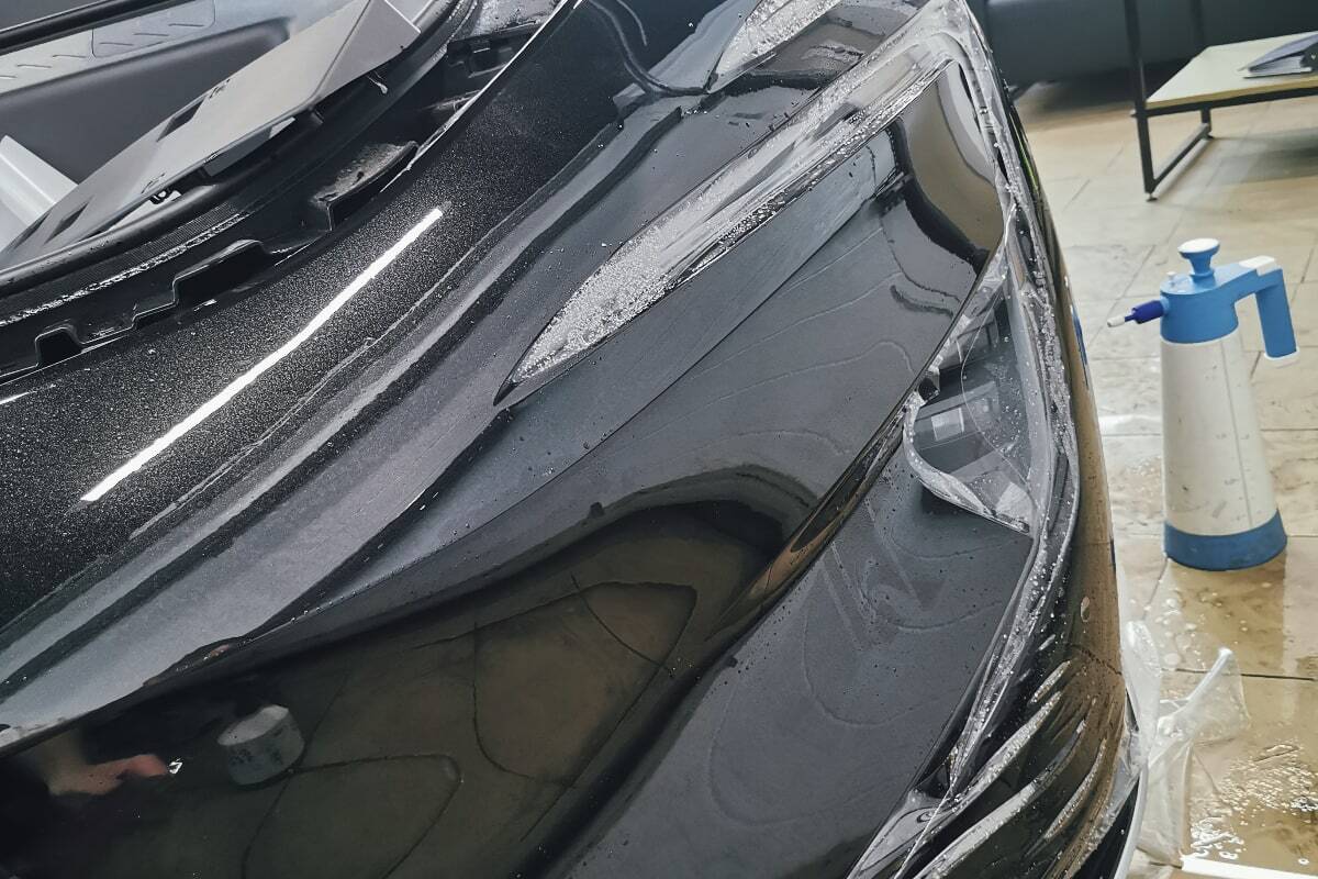 Оклейка поликарбонатной пленкой кузова и переднего бампера авто в студии Wrapni