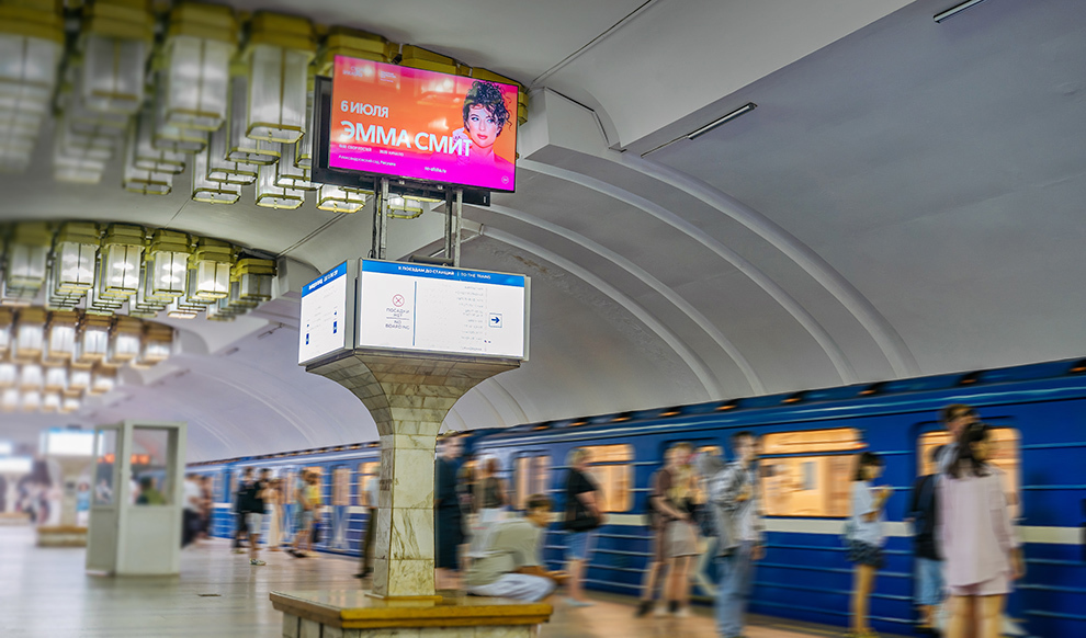 Рекламный экран в метро