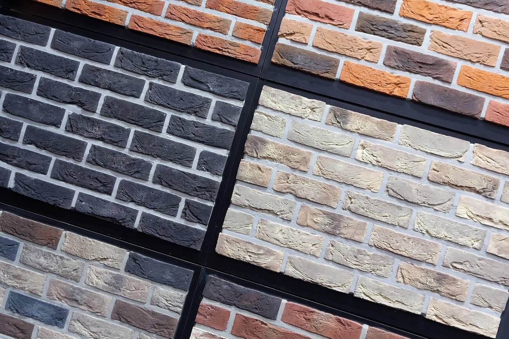 Образцы клинкерной плитки для фасада в разных оттенках и фактурах, уложенные в виде панели для сравнения вариантов облицовки.