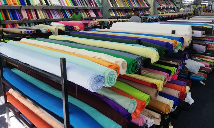 Различни видове текстил, изцяло от естествени влакна, от синтетични и смесени тъкани.