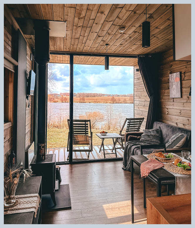 Архангельское состоит из порядка пятидесяти отдельно стоящих дач и дач-дуплексов, двух жилых корпусов, административных и хозяйственных построек