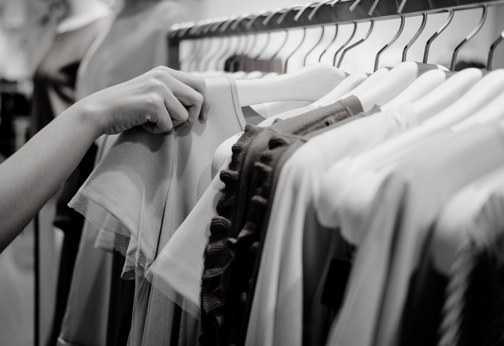 2. Оставете настрана купуването на еднакви дрехи и не носете дрехи, които са “изживели своя живот”