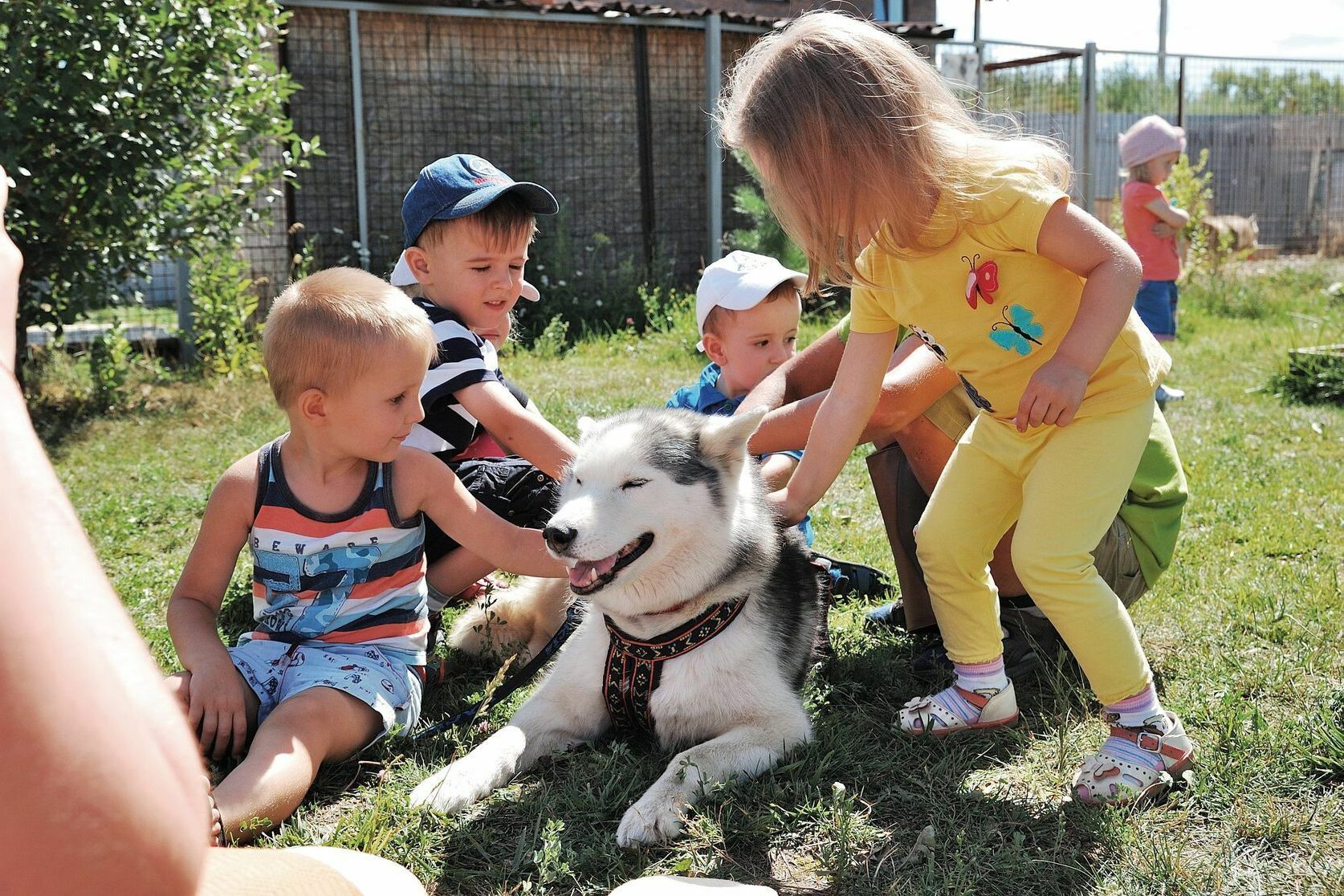 фото парня и девушки на романтическом свидании в публичном месте
