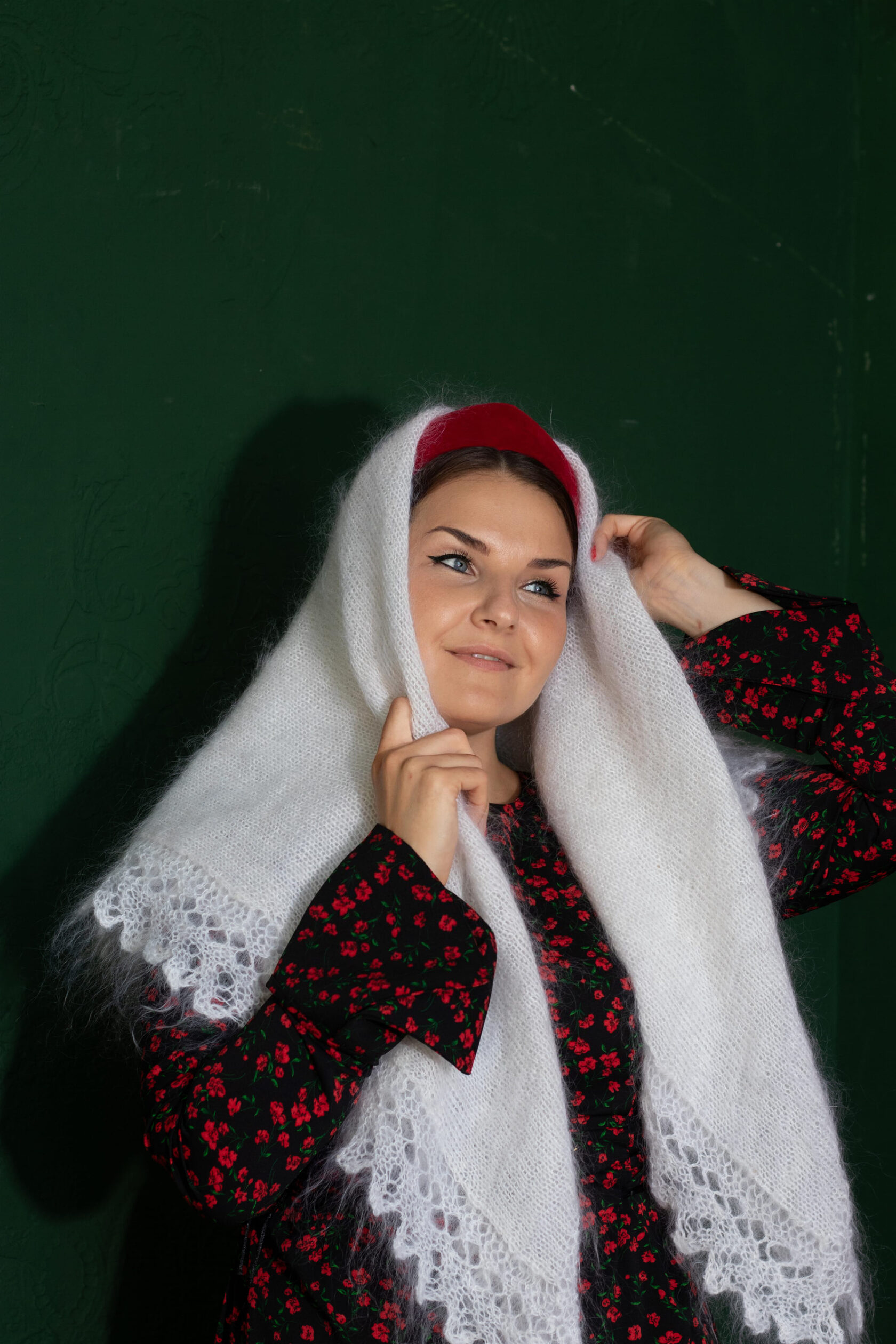 Женский вязаный платок из козьего пуха ручной работы на модели