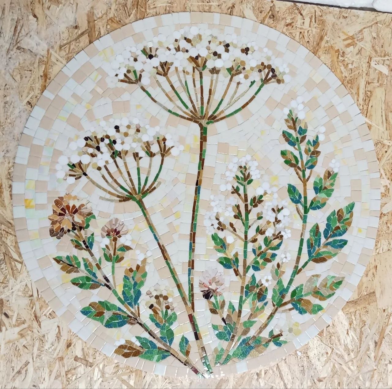 Готовая мозаичная столешница с белыми зонтичными соцветиями на монтажной основе