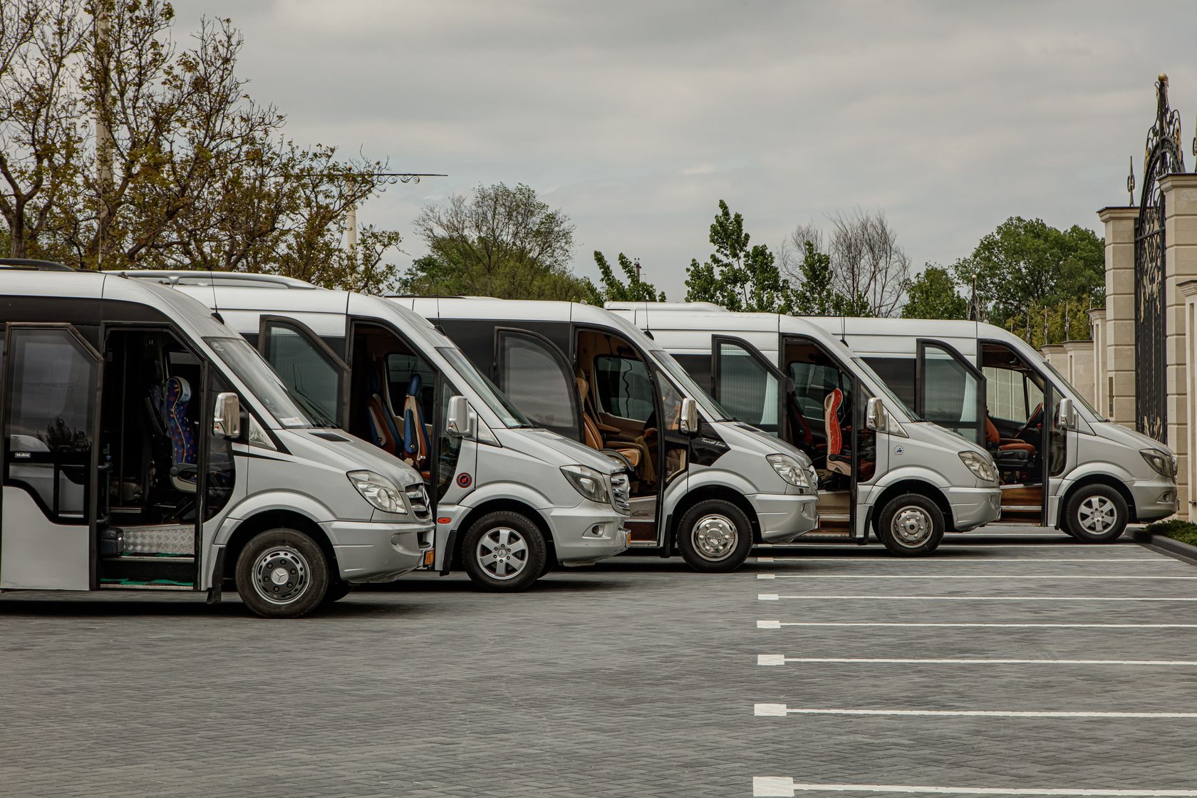 Автобус для перевозки рабочих. Автобус для перевозки рабочих. Сотрудники пассажирских перевозок. Автобус для перевозки рабочих. Автобус для сотрудников.