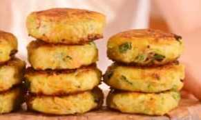 Приготовление оладий из кабачка и картофеля с сыром на сковороде: шаг 13