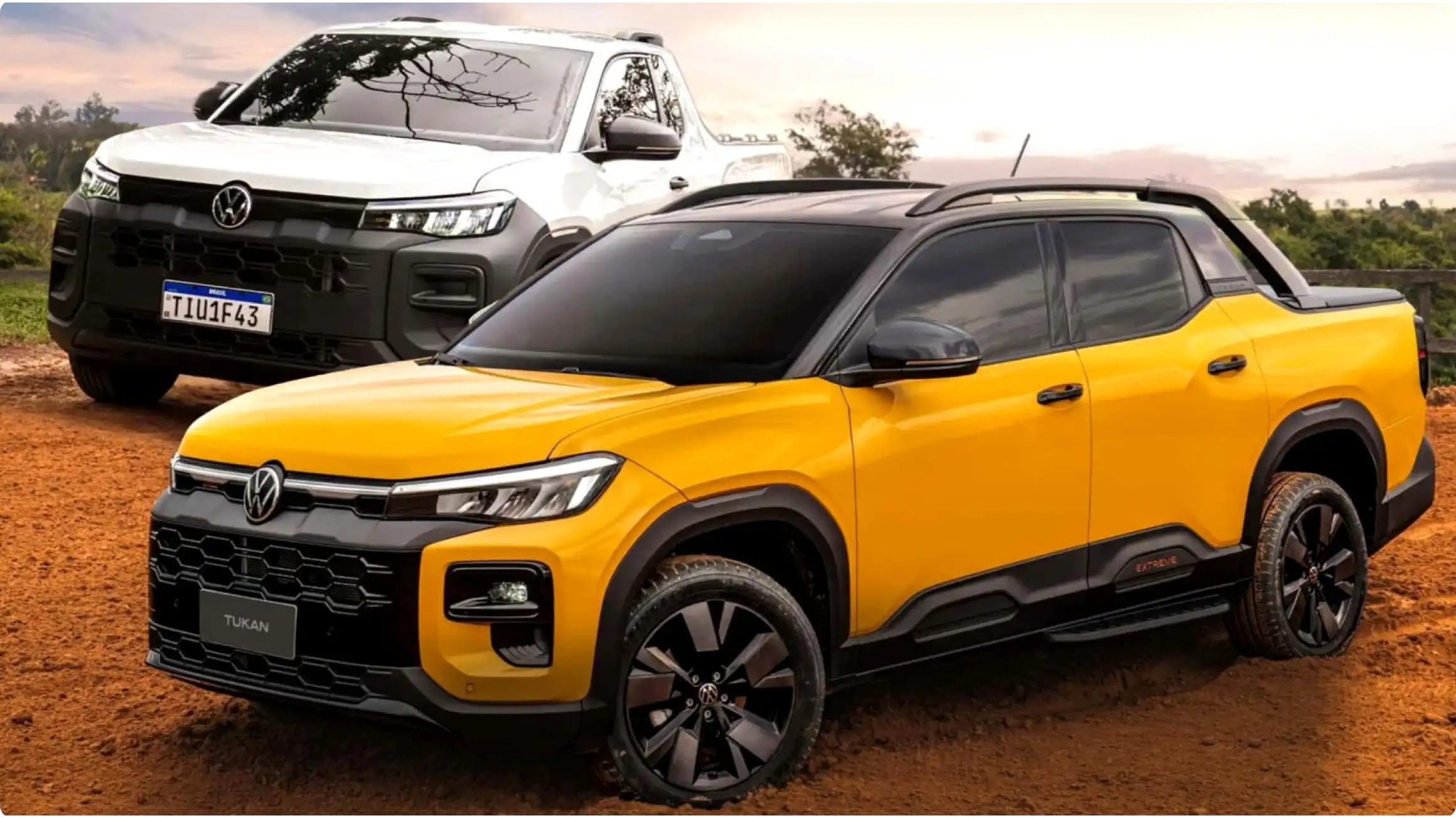 Volkswagen Tukan в двух версиях: желтый четырехдверный пикап Extreme с черной крышей и рейлингами на переднем плане, белый однорядный утилитарный Robust с неокрашенным бампером на заднем плане.