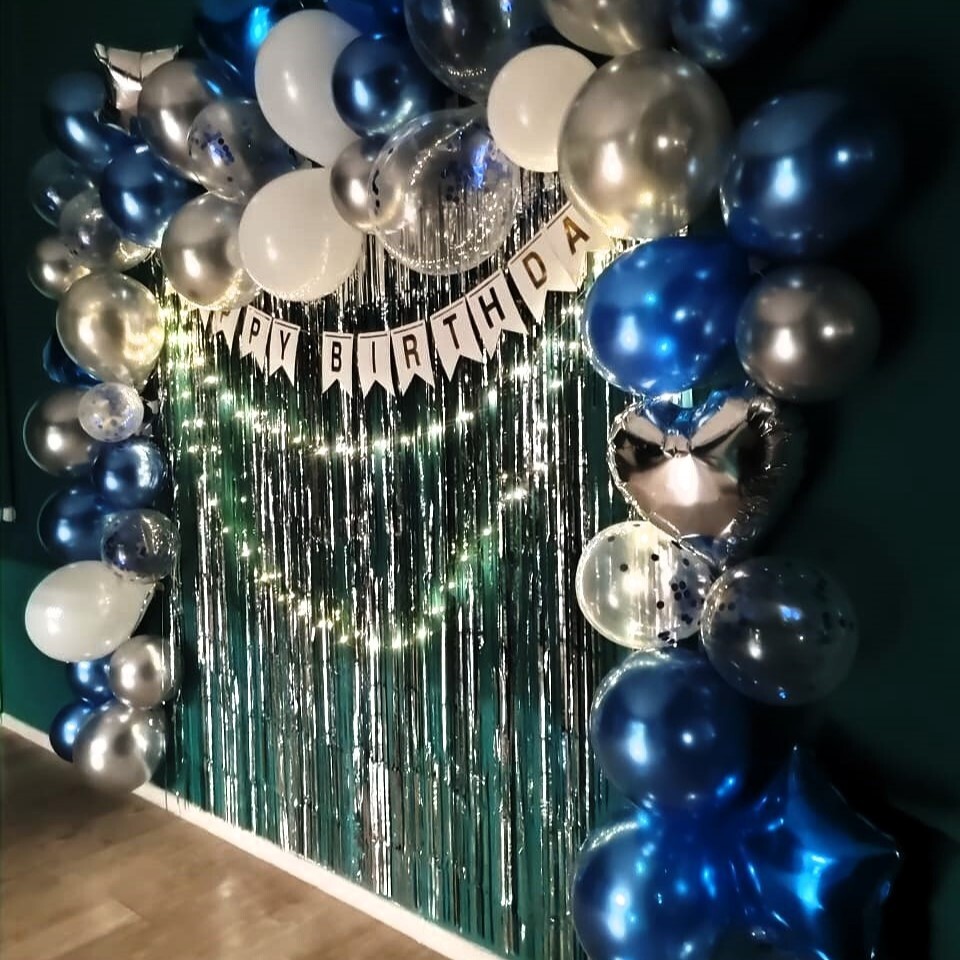 Фотозона из дождика и шаров