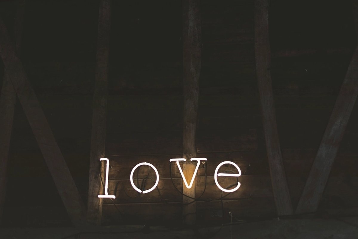 Годовщина отношений: неоновая надпись love