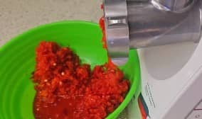 Приготовление икры из баклажанов на зиму через мясорубку: шаг 2