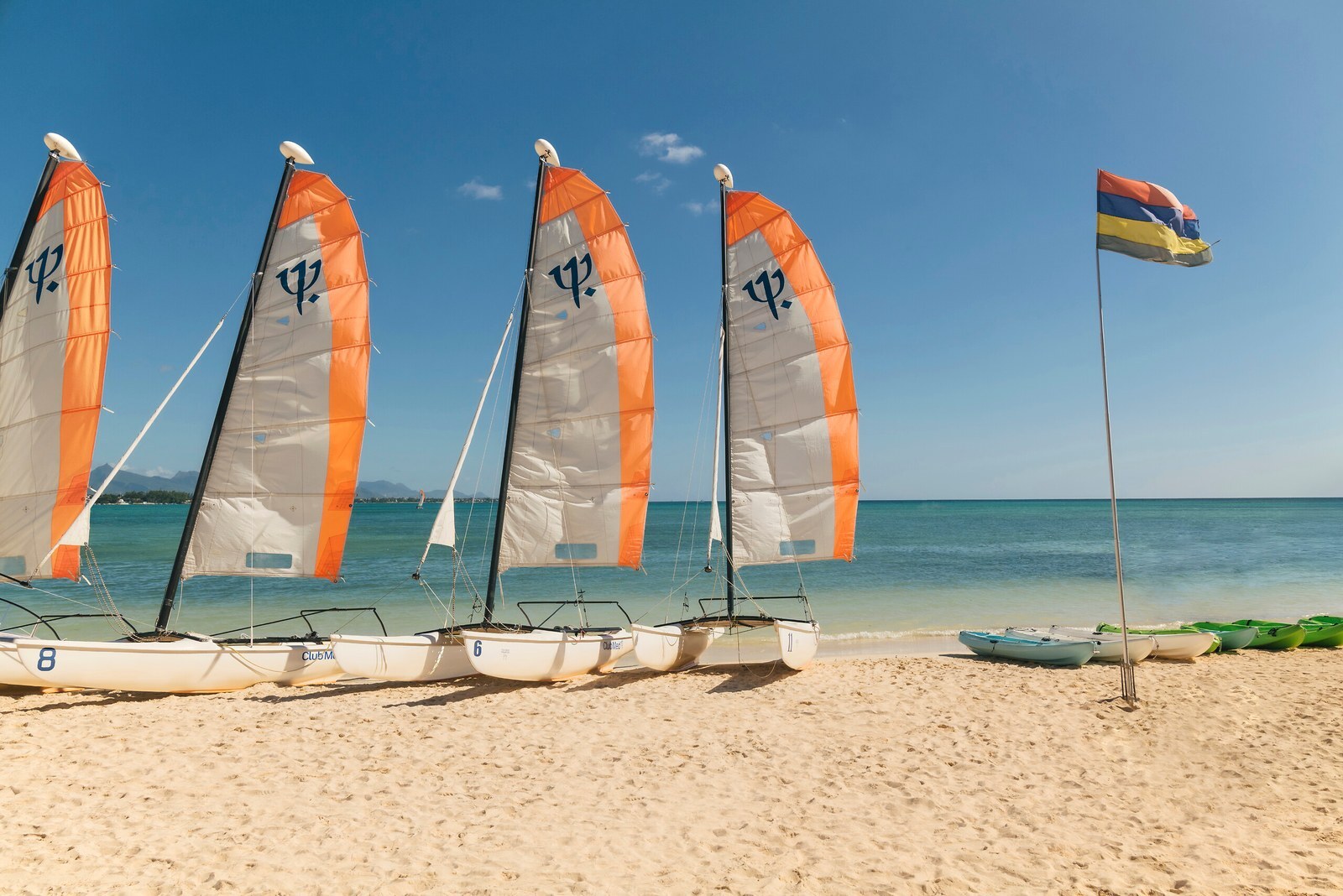 Парусные лодки на пляже La Pointe aux Canonniers