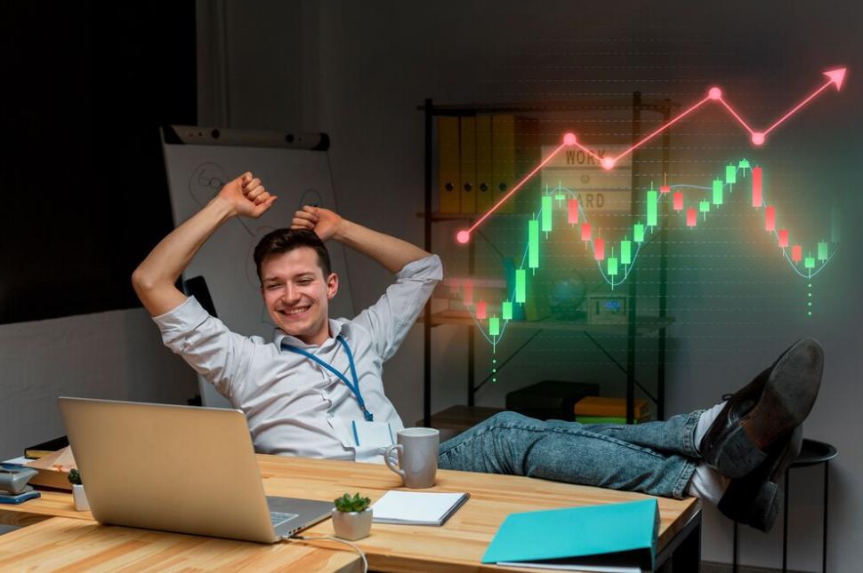 How to become an active trader: A man is smiling in front of his laptop and a price chart.