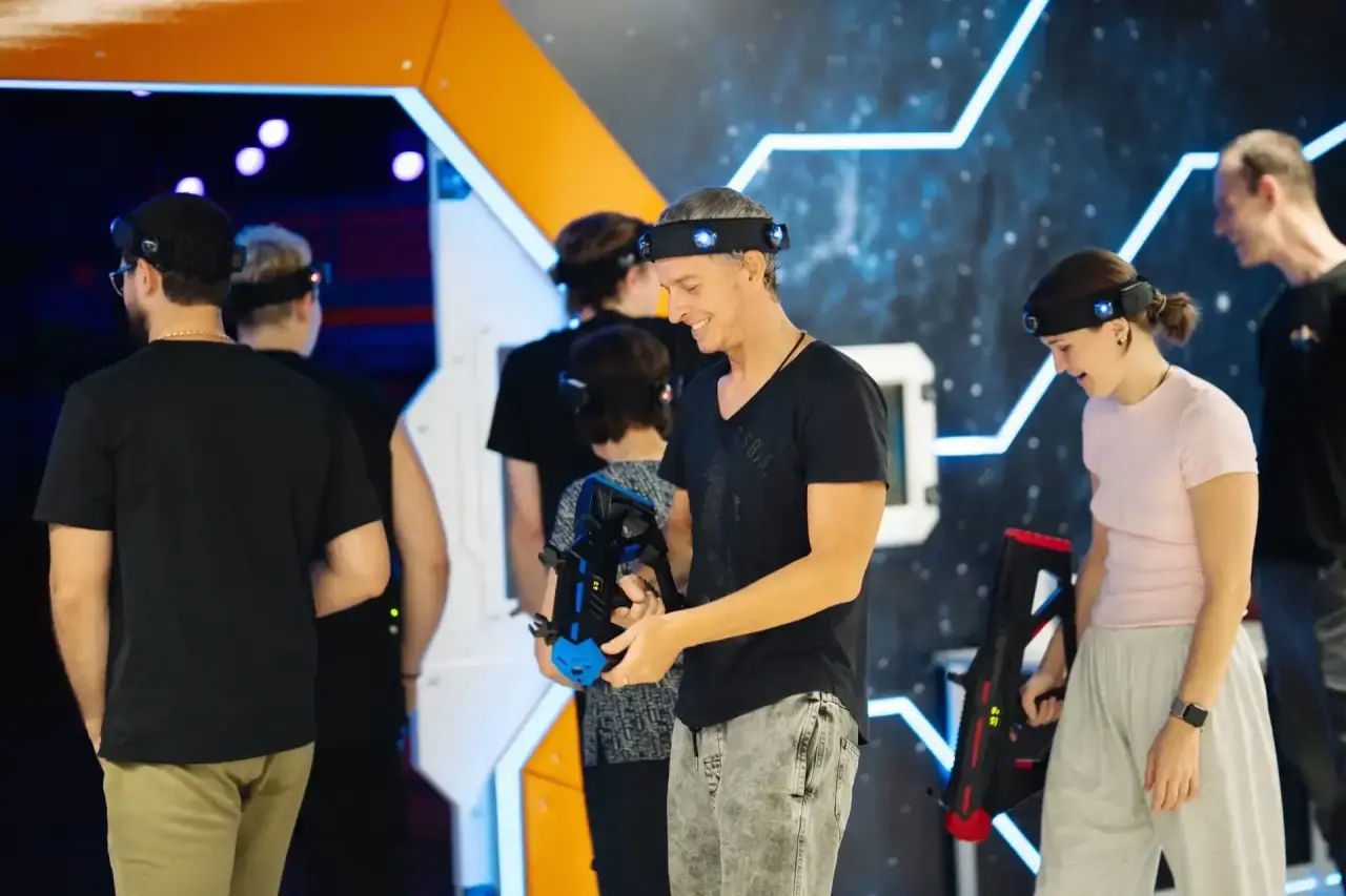 Участники корпоратива готовятся к игре в лазертаг