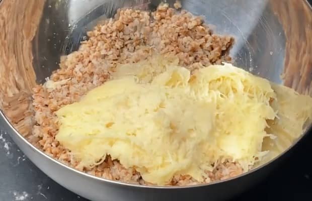 Приготовление постных котлет из гречки на сковороде: шаг 4