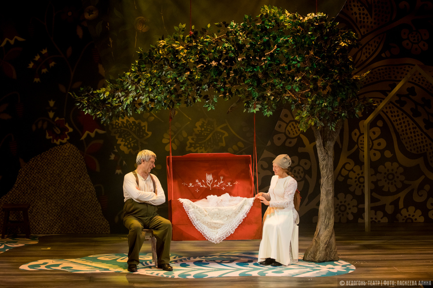 С неба упали три яблока