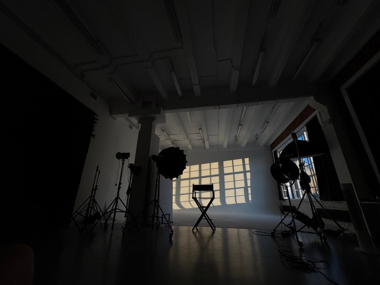 Зал на 35 человек с расстановкой стульев для семинара у большого окна