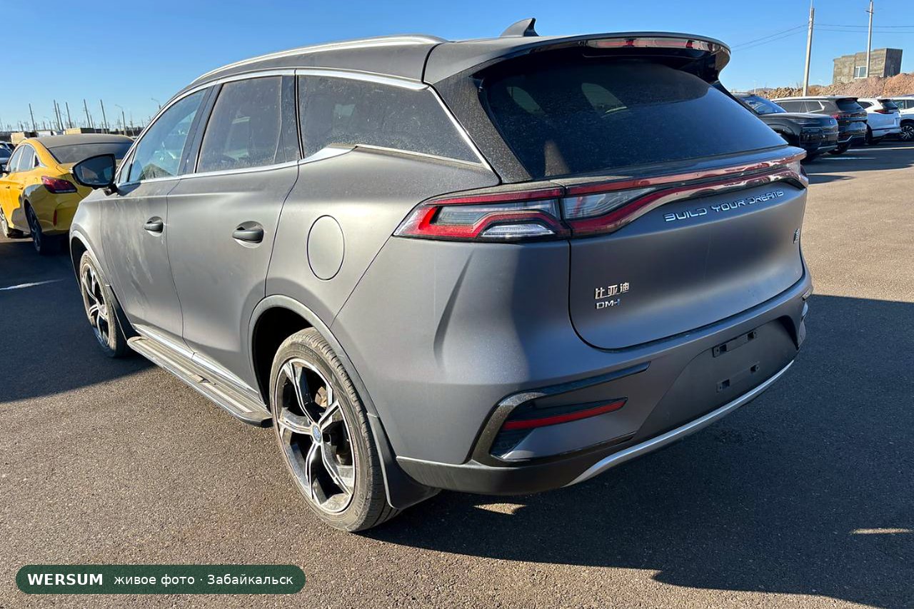BYD Tang, сзади: надпись DM-i и иероглиф 唐