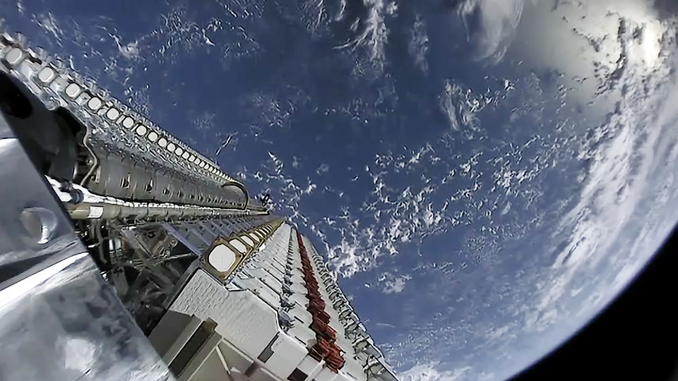 Спутники системы Starlink в раздаточном устройстве на низкой околоземной орбите. Фотография – SpaceX.