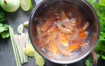 Приготовление супа Том ям с креветками и грибами: шаг 4