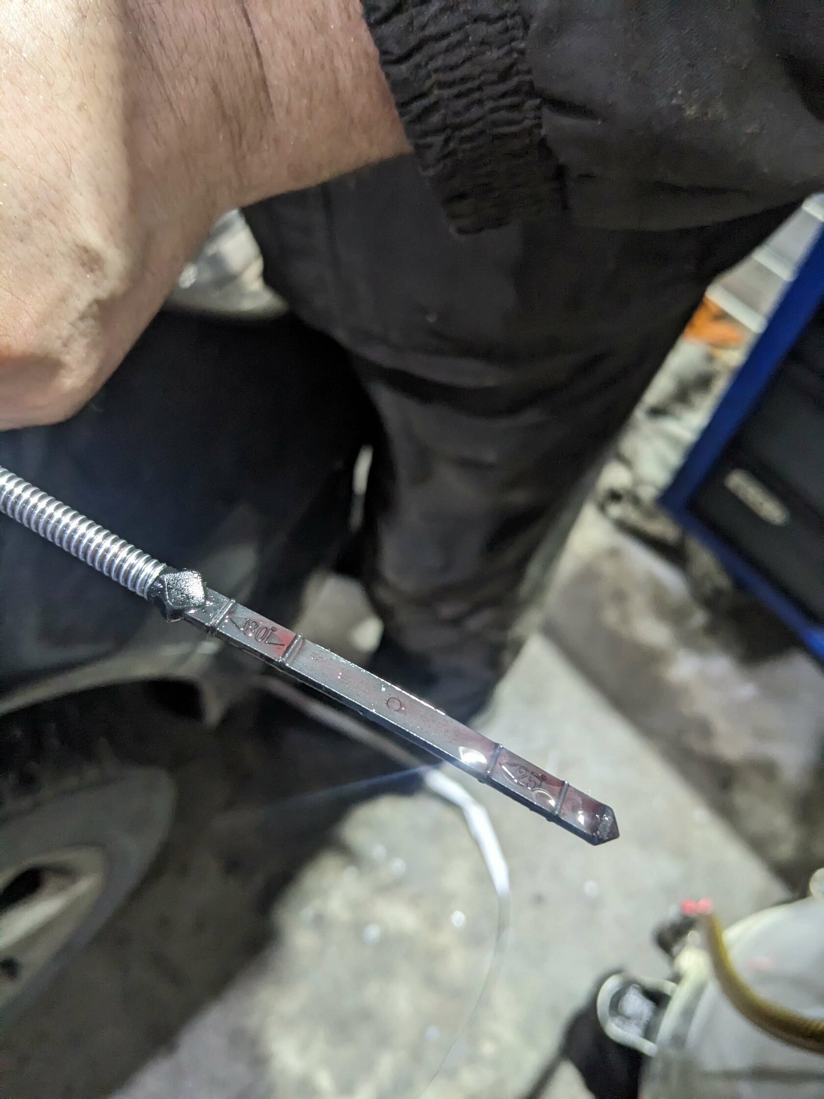 Проверка уровня сервисным щупом