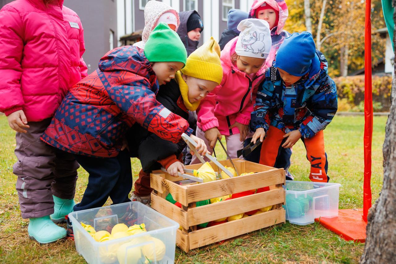 Дети RIS Nursery участвуют в празднике Apple Day — играют в эстафеты, готовят блюда с яблоками и создают яркие осенние поделки.
