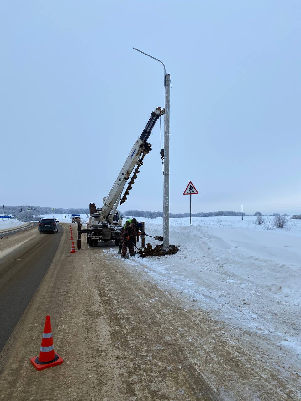 фото с объекта: монтаж опоры, кран, зимний пейзаж