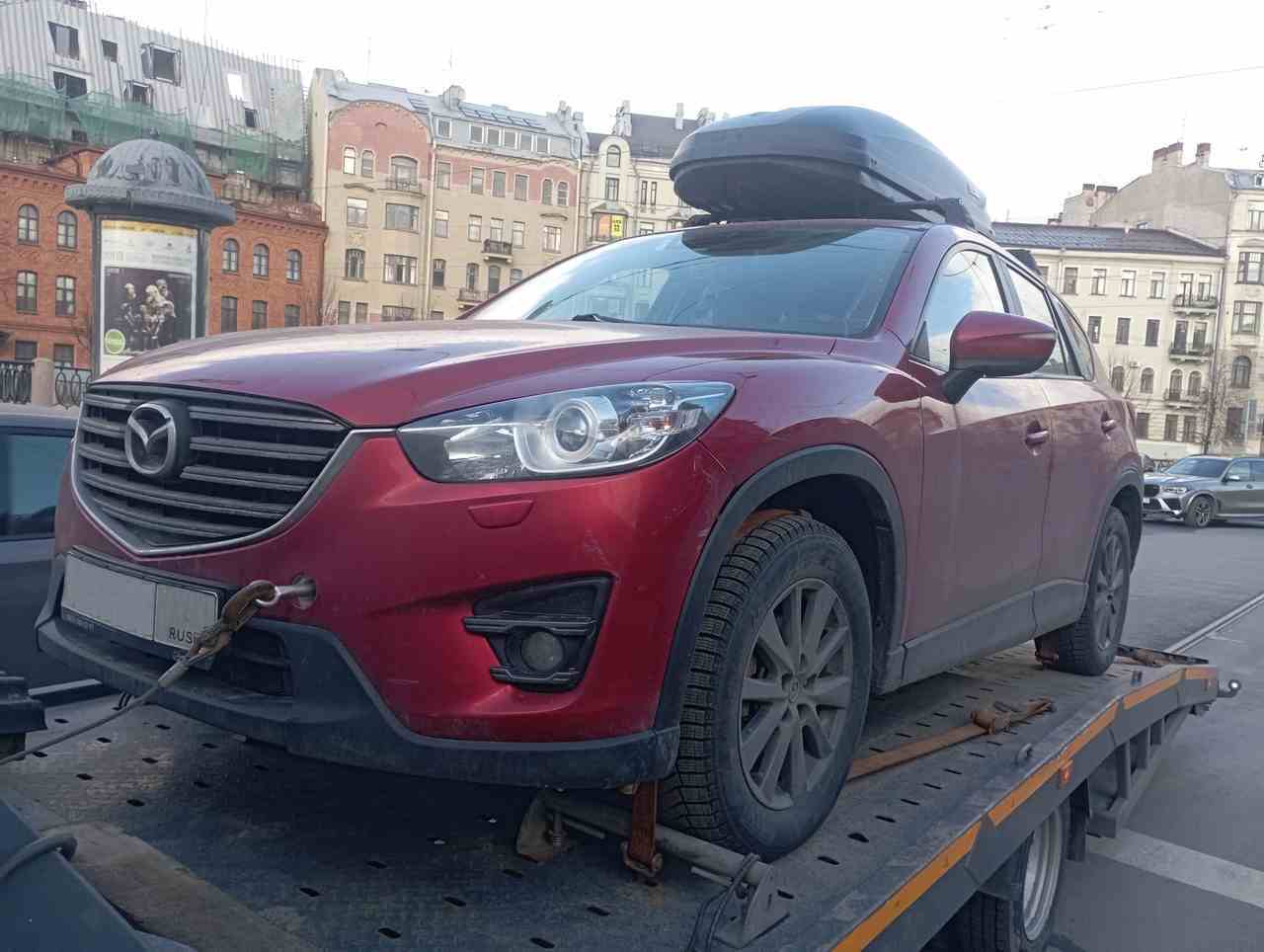 Эвакуация Mazda CX-5 с Каменноостровского проспекта в Петроградском районе Санкт-Петербурга
