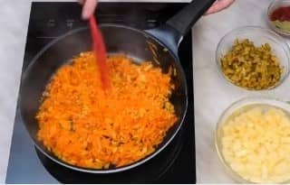 Приготовление рассольника со свининой, перловкой и солёными огурцами: шаг 5