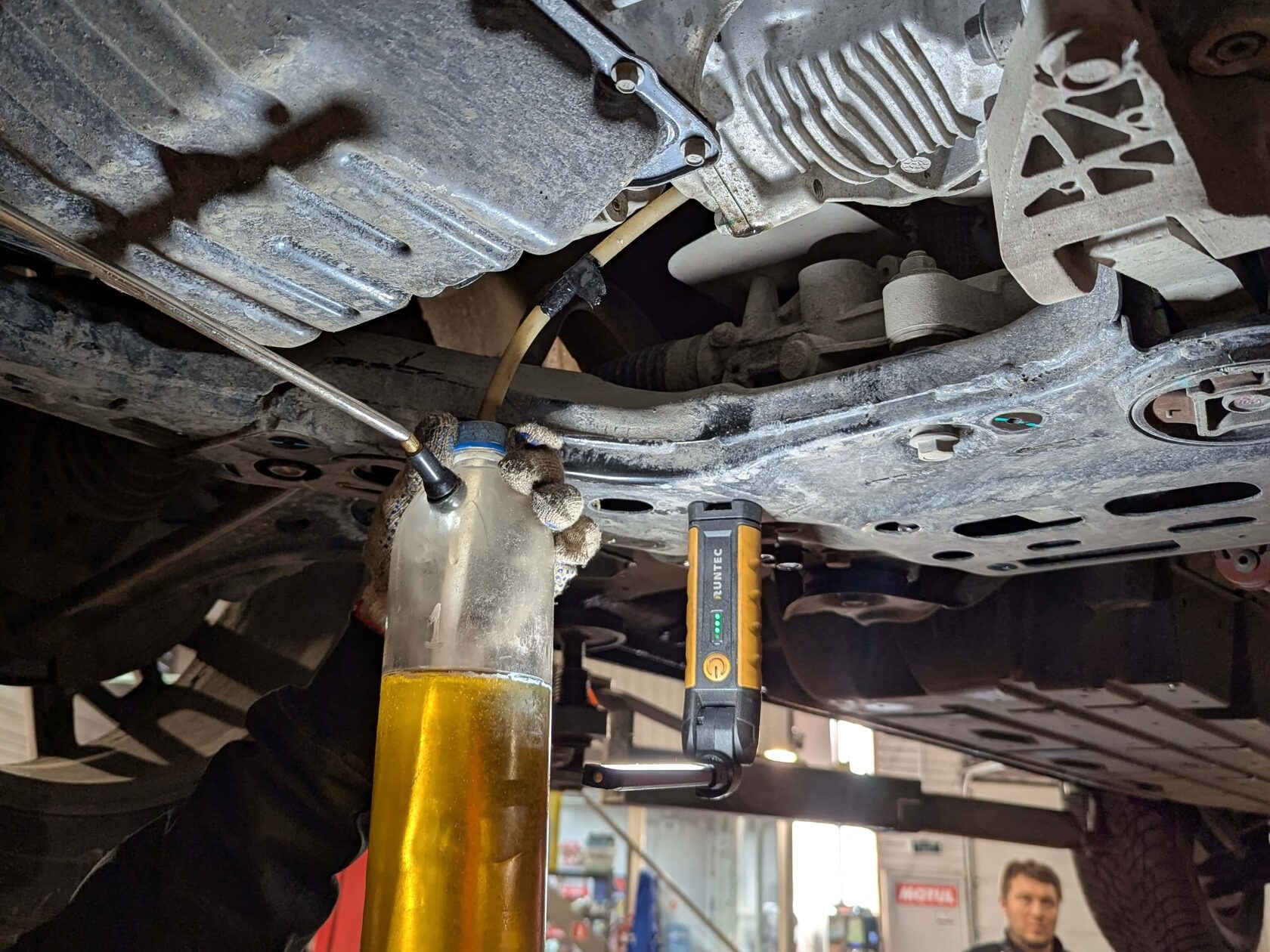 Заправляем новым маслов передний редуктор в объеме 0.5 литра масла