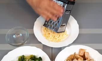 Приготовление пирога киш с лососем и брокколи: шаг 12