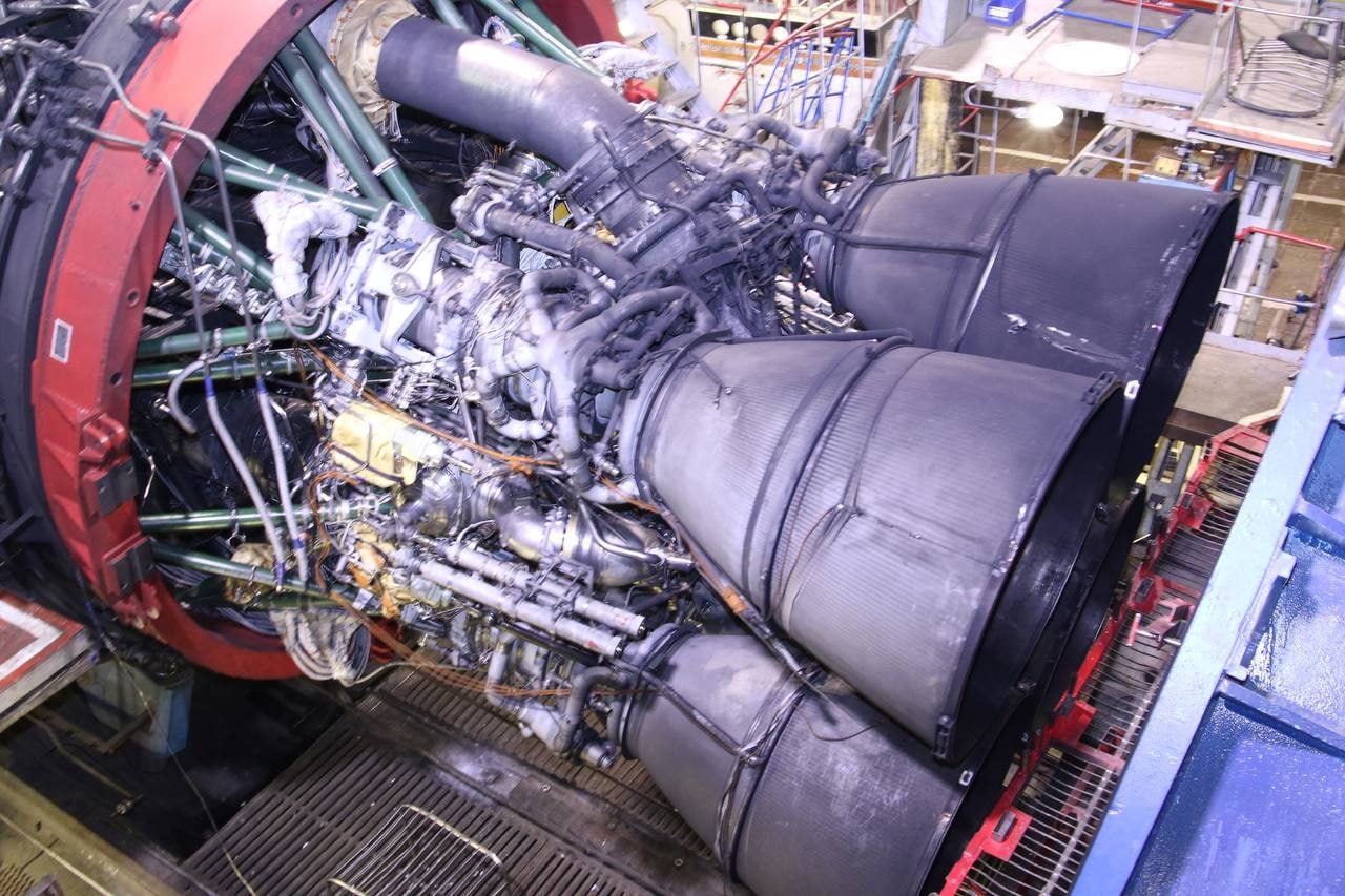 Крупный план сопла жидкостного ракетного двигателя РД-171МВ с характерными трубками охлаждения в сборочном цеху.