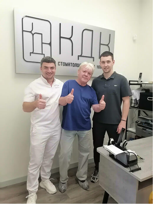Пациент клиники с Артёмом Корякиным и ассистентом