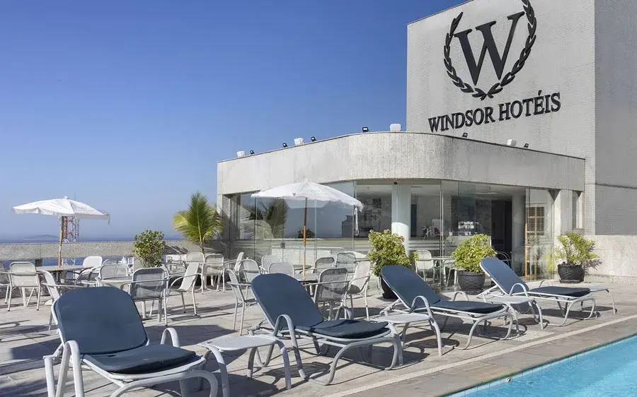 Бассейн на крыше с шезлонгами и видом на океан, Windsor Plaza Copacabana