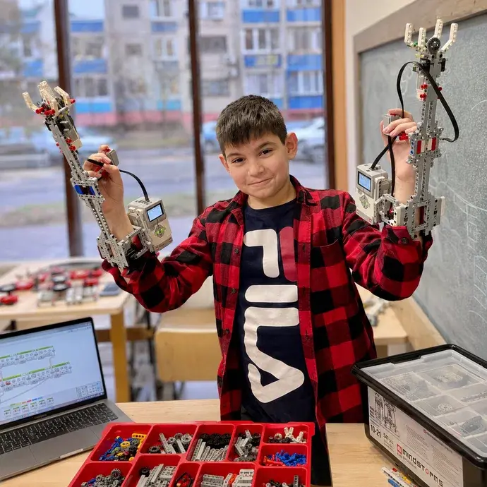 Ученик программирует сложный механизм LEGO EV3