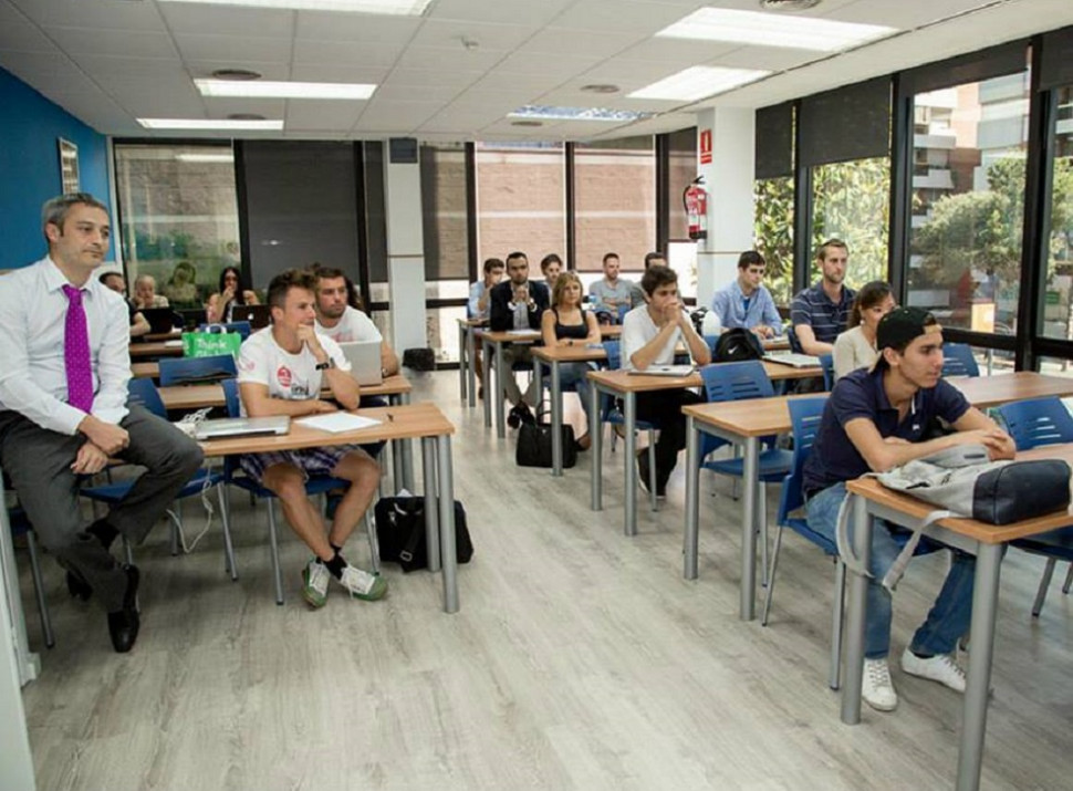 School барс. «Eu Business School» в Барселоне. Испания eu Business School университет. Eu Business School Barcelona кампус. Университет Барселоны кампус.