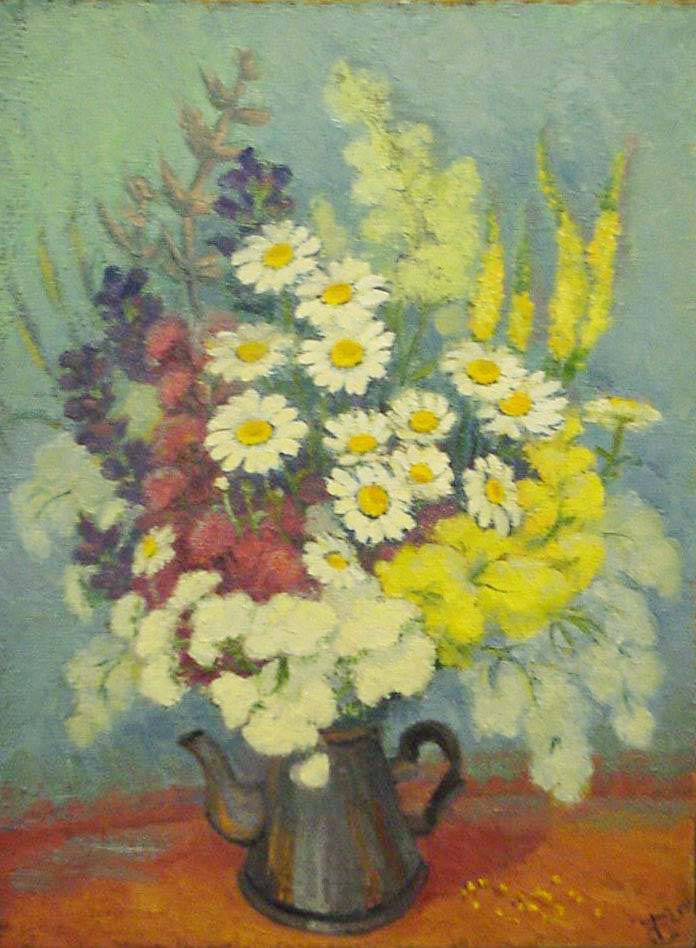На картине изображен букет полевых цветов, ромашек, душицы в чайнике