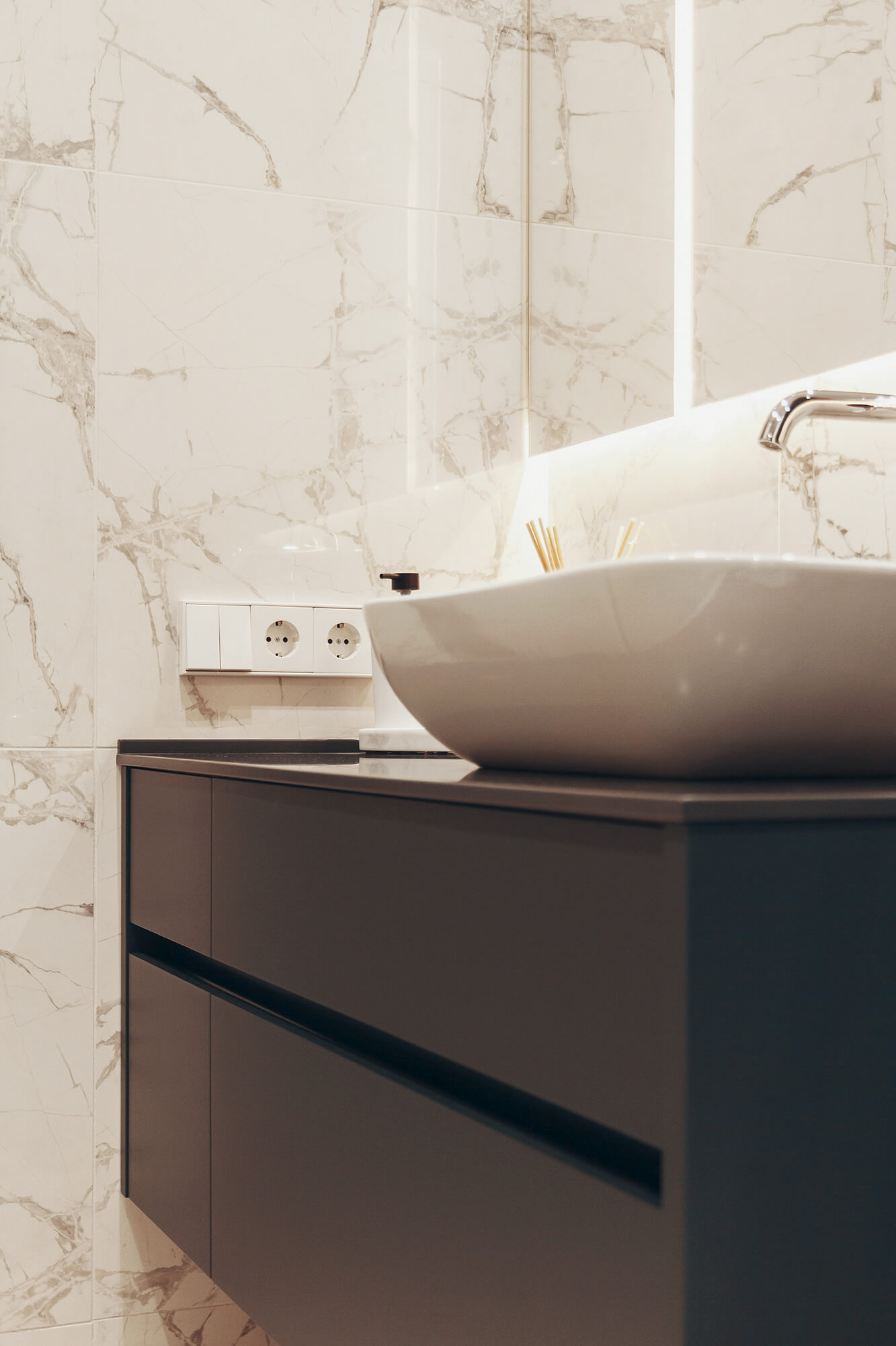 Серая ванная тумба на заказ с матовыми фасадами в современном стиле