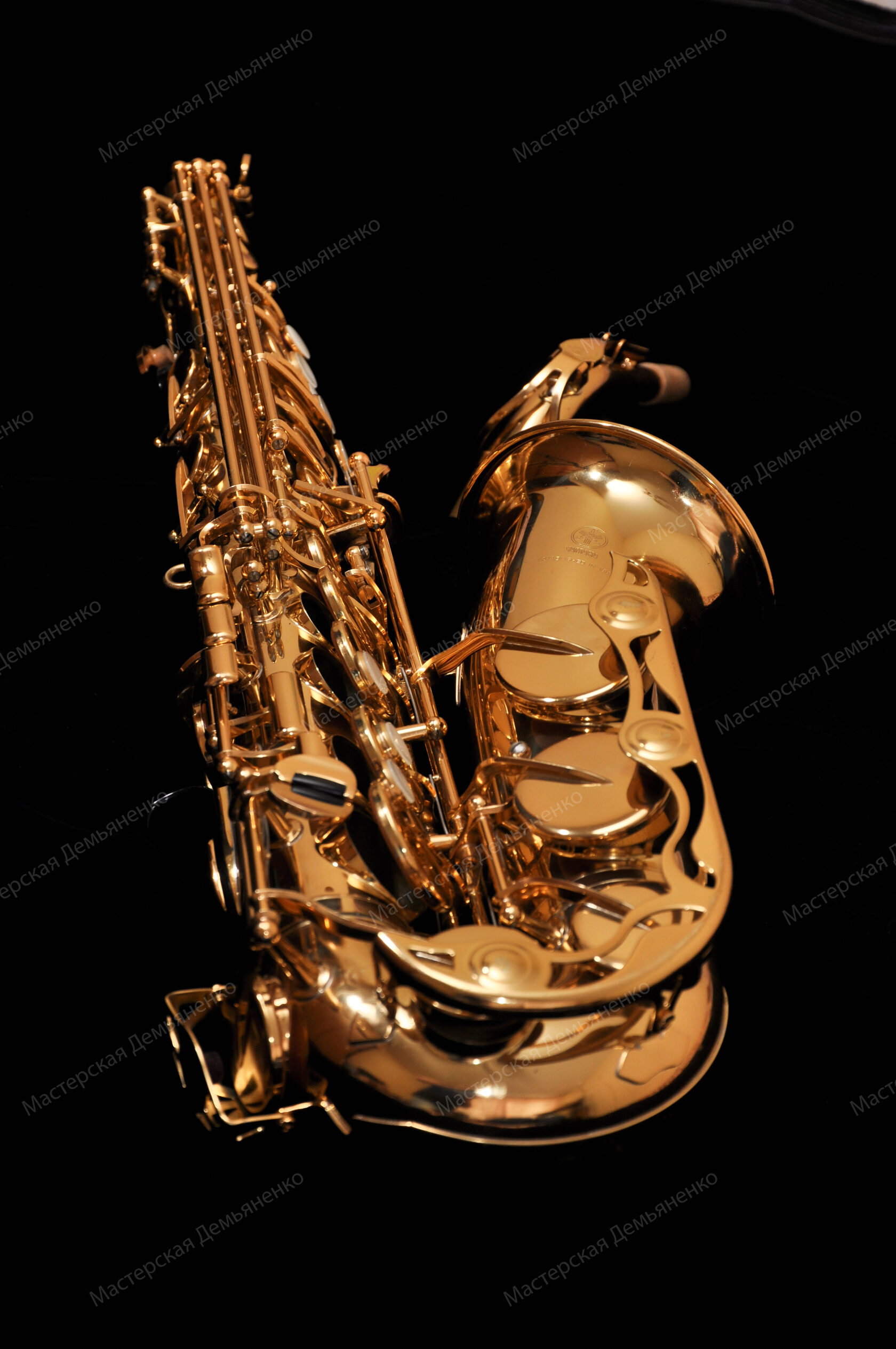 Саксофон для раковины. Фон для музыкальной афиши саксофон флейта кларнет. Ремонт саксофонов в Нижнекамске. Нижний саксофон