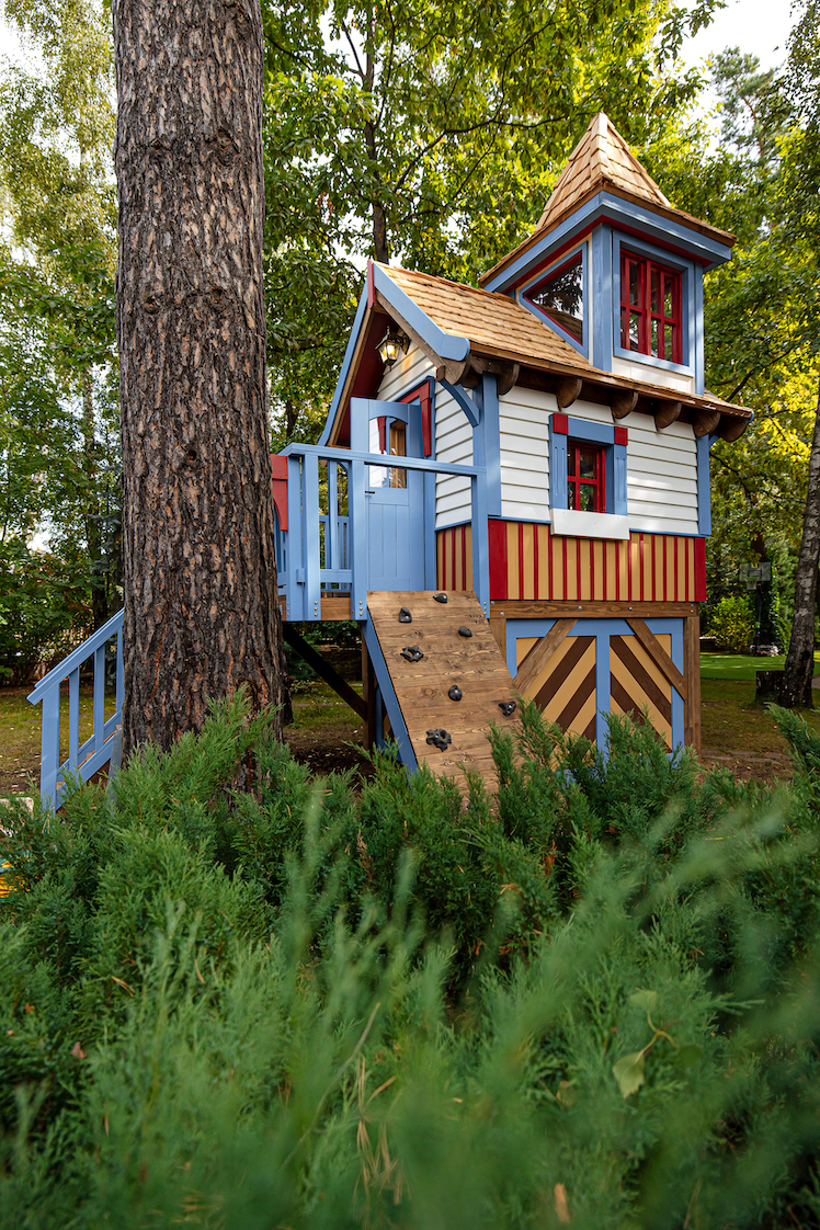 скалодром на детской площадке