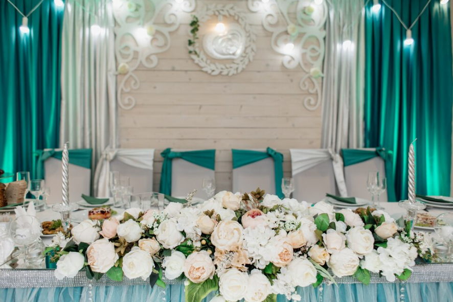 оформление цветами свадебного стола в Астане