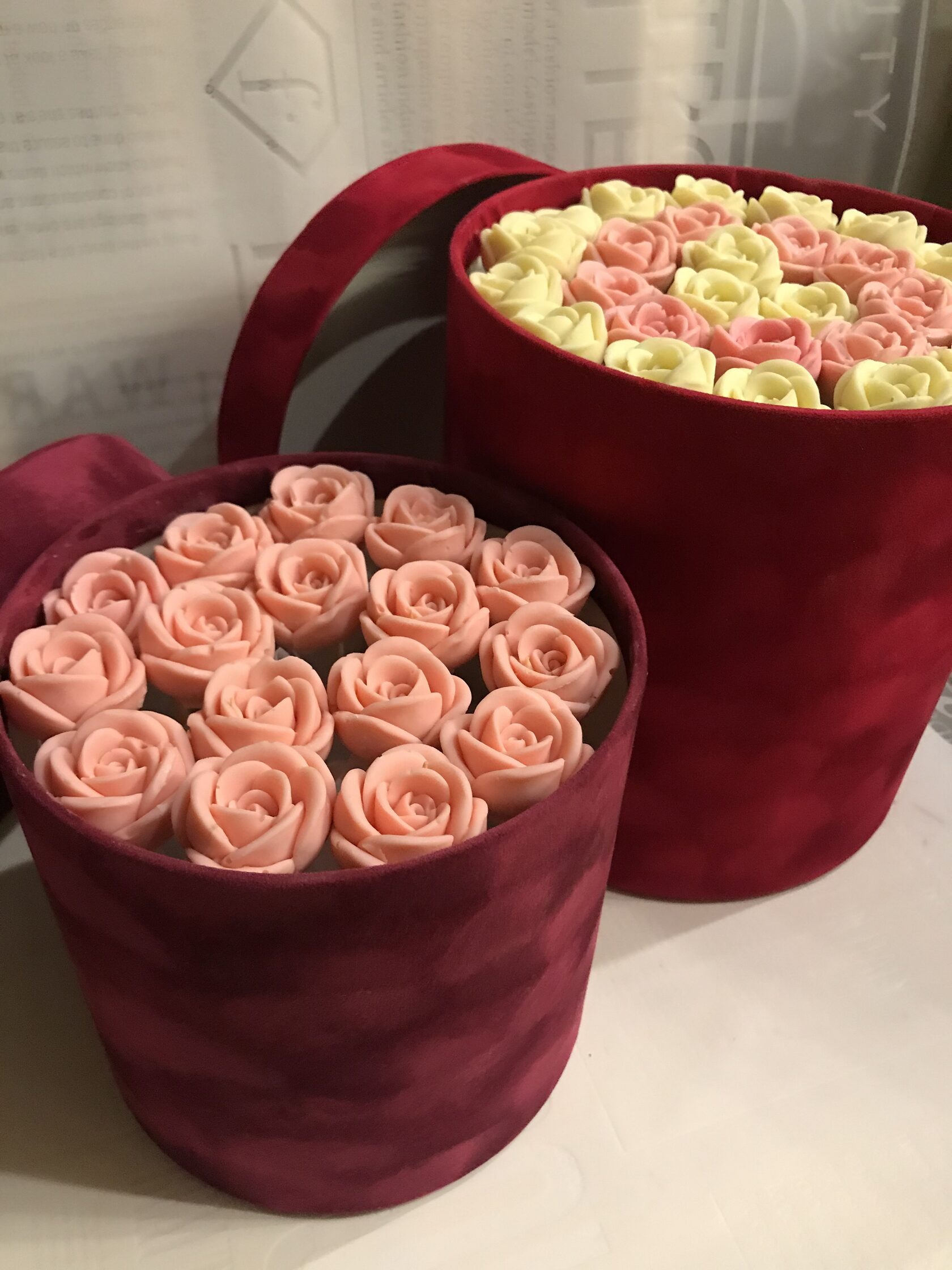 Шоколадные розы в коробке квадратной