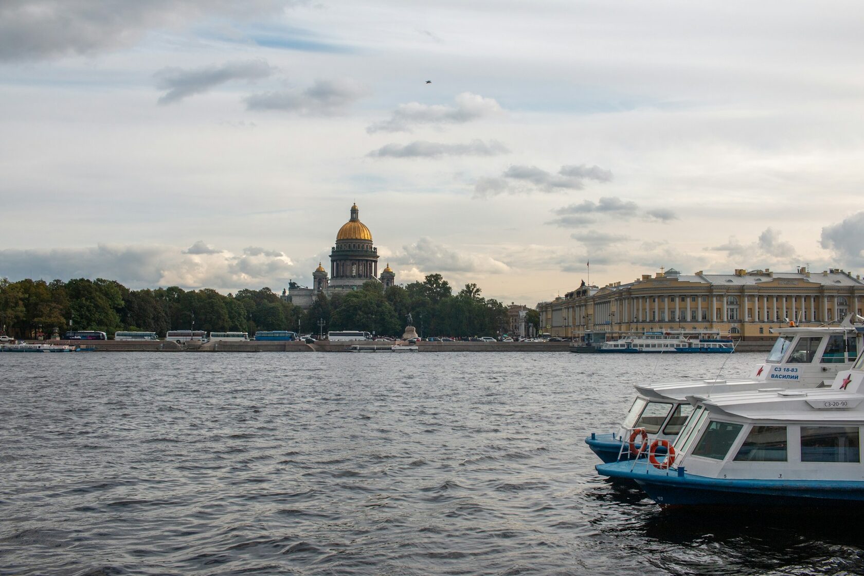 Россия, Санкт-Петербург, Английская набережная реки Нева